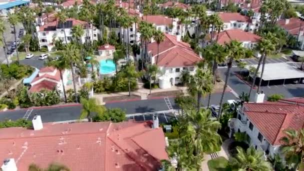 Flygfoto över typiska södra Kalifornien spanska stil bostadslägenhet med pool — Stockvideo