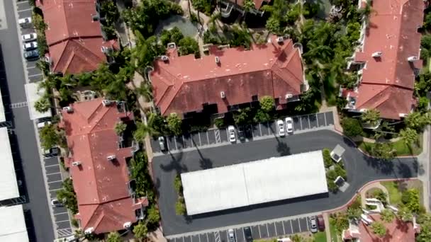 Veduta aerea del tipico condominio residenziale in stile spagnolo del sud della California con piscina — Video Stock