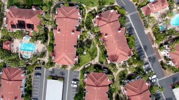 Vue aérienne du condo résidentiel typique du sud de la Californie de style espagnol avec piscine 