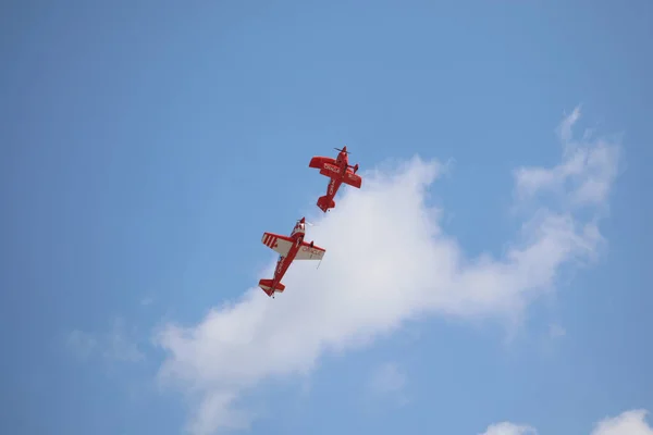 Team Oracle Sean D.Tucker és Jessy Panzer formáció aerobatika a Miramar Air Show alatt — Stock Fotó