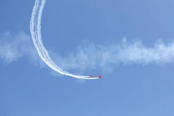 Avión haciendo formación acrobática en el cielo azul. Aviones en exhibición aérea — Foto de Stock