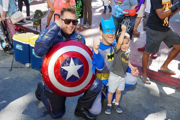 Personas con disfraces, tomando fotos en la calle al lado de la Comic-Con Internacional de San Diego —  Fotos de Stock