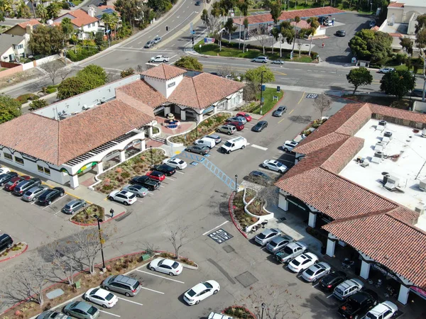 Vista aérea do centro comercial típico da cidade pequena com supermercado, banco, restaurante e estacionamento — Fotografia de Stock
