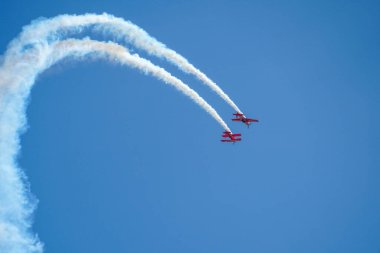 Kahin Sean D. Tucker ve Jessy Panzer Takımı Miramar Hava Gösterisi sırasında akrobasi gösterisi düzenliyor.