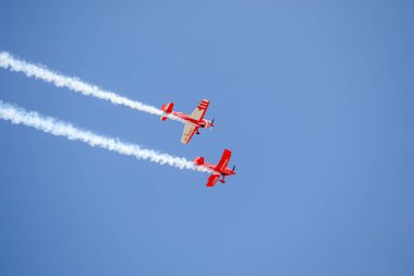 Kahin Sean D. Tucker ve Jessy Panzer Takımı Miramar Hava Gösterisi sırasında akrobasi gösterisi düzenliyor.