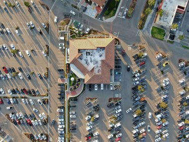 Tipik küçük kasaba alışveriş merkezinin araba için büyük otoparkı olan hava manzarası.