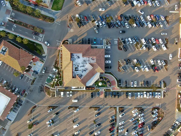 Widok z lotu ptaka typowe małe centrum handlowe z dużym parkingiem dla samochodu — Zdjęcie stockowe