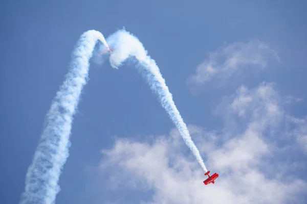 Tým Oracle Sean D.Tucker a Jessy Panzer formace akrobacie během Miramar Air Show — Stock fotografie