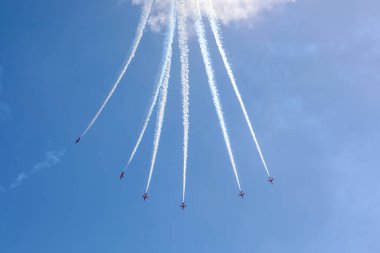 Mavi gökyüzünde renkli Amerikan bayrağı dumanı olan akrobatik bir uçak