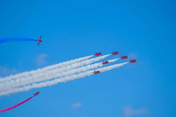 El equipo acrobático de la Real Fuerza Aérea flechas durante el Espectáculo Aéreo de Miramar — Foto de Stock