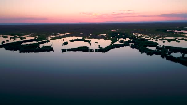 Letecký pohled na jezero Ailik při západu slunce s barevným světlem. — Stock video
