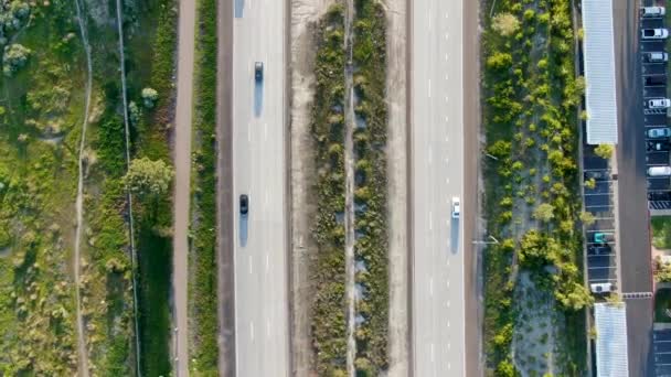 Вид сверху с воздуха на шоссе с движением транспортного средства. Калифорния, США . — стоковое видео