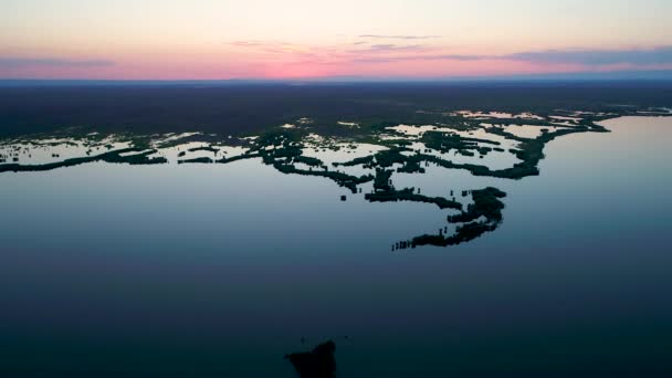 Gün batımında Ailik Gölü 'nün renkli ışıklarıyla hava manzarası. — Stok video