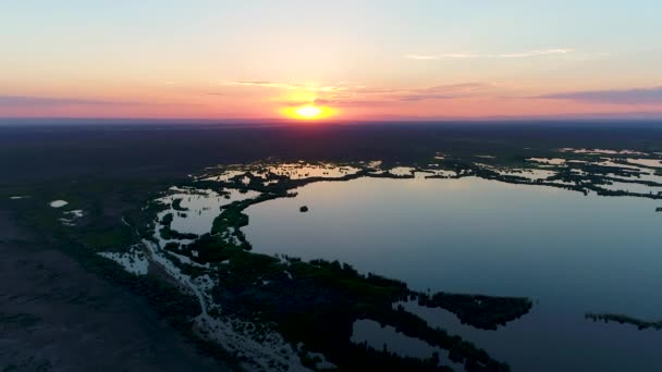 カラフルな光で日没時のアリク湖の空中ビュー. — ストック動画