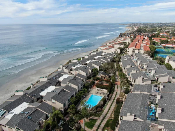 Flygfoto över lägenhetssamhället bredvid stranden och havet i södra Kalifornien — Stockfoto
