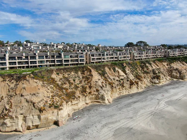 Vista aérea de condominio comunitario junto a la playa y el mar en el sur de California — Foto de Stock