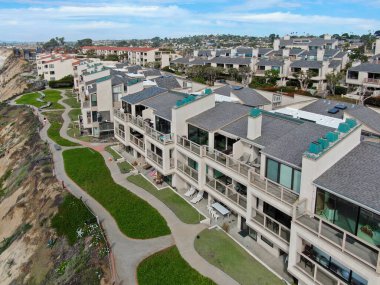 Güney Kaliforniya 'da okyanusun kıyısındaki Cleef' deki zengin topluluğun hava manzarası.