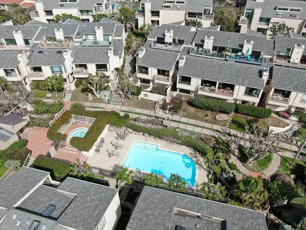 Flygfoto över lägenhet gemenskap med tennisbana och pool i södra Kalifornien — Stockfoto