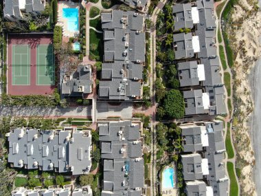 Güney Kaliforniya 'da tenis kortu ve havuzu olan apartman dairesi manzarası
