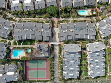 Güney Kaliforniya 'da tenis kortu ve havuzu olan apartman dairesi manzarası