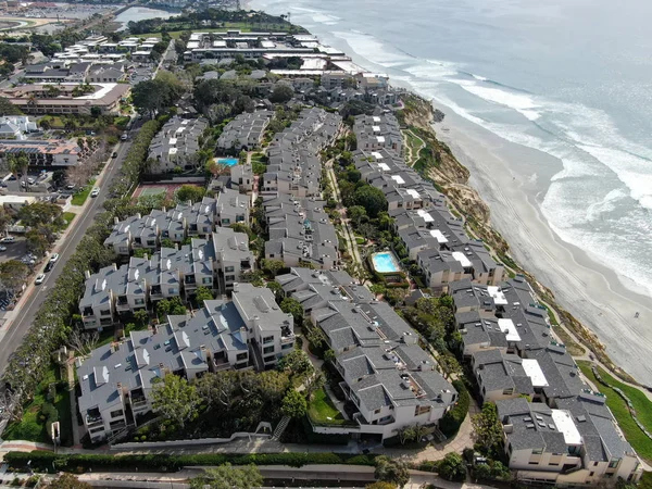 Vista aérea de la comunidad adinerada en el escote junto al océano en el sur de California — Foto de Stock