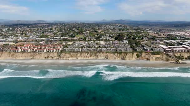 Vista aérea de condominio comunitario junto a la playa y el mar en el sur de California — Vídeos de Stock