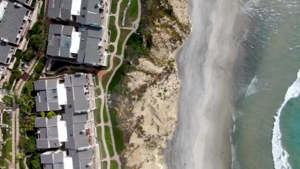 Вид зверху на громаду Кондо поруч з пляжем і морем у південній Каліфорнії — стокове відео