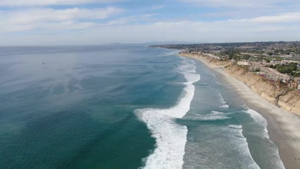 Vue aérienne de la communauté de condos à côté de la plage et de la mer en Californie du Sud 