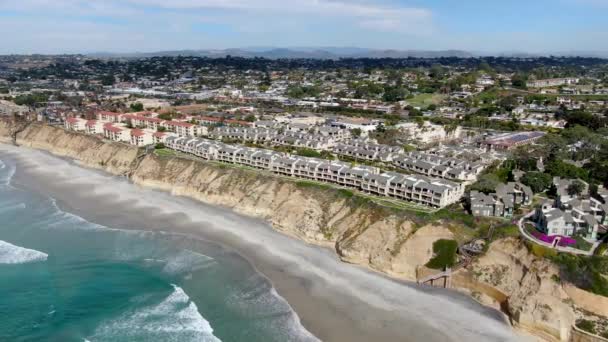 Vista aérea de condominio comunitario junto a la playa y el mar en el sur de California — Vídeos de Stock