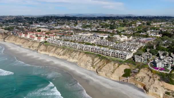 Luftaufnahme der Eigentumswohnung Gemeinschaft neben dem Strand und Meer in Südkalifornien