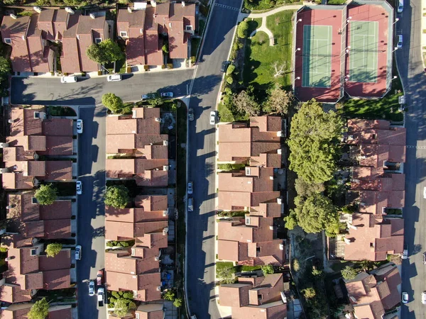 Vista aérea superior da casa de subdivisão residencial em Diamond Bar, Califórnia — Fotografia de Stock