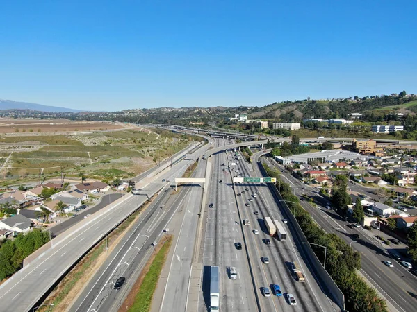 Luchtfoto van de snelweg met voertuigverkeer in Diamond Bar City, Californië, Usa. — Stockfoto