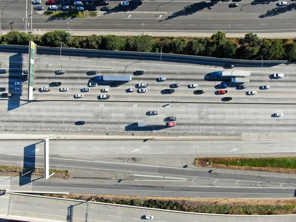 Luchtfoto van de snelweg met verkeer in Diamond Bar City, Californië, Usa. — Stockfoto