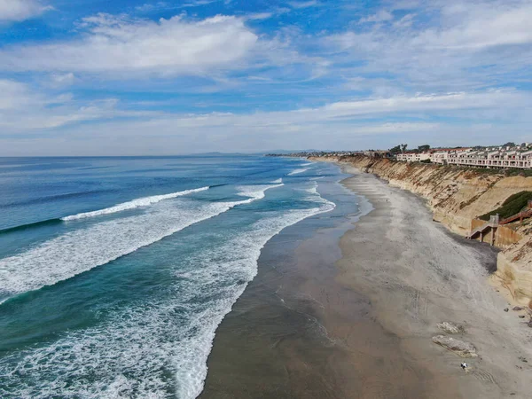 Widok z lotu ptaka na Solana Beach i urwisko, Kalifornijska plaża przybrzeżna z błękitnym Oceanem Spokojnym — Zdjęcie stockowe