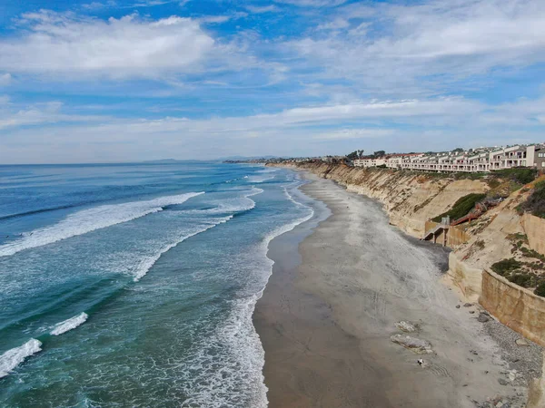 Flygfoto över Solana Beach och klippa, Kaliforniens kust strand med blå Stilla havet — Stockfoto