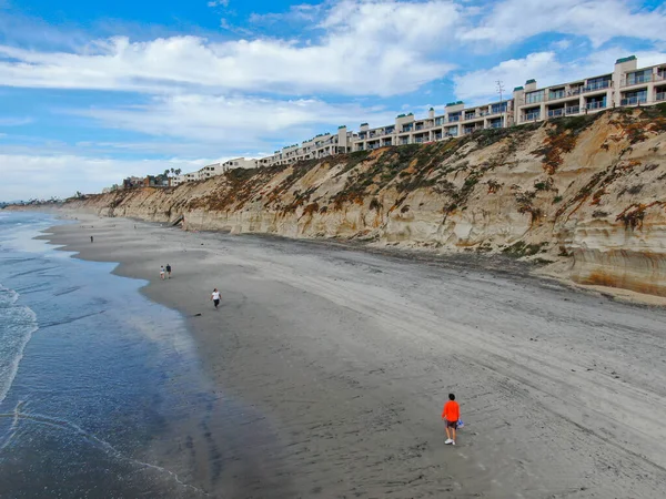 Widok z lotu ptaka na Solana Beach i urwisko, Kalifornijska plaża przybrzeżna z błękitnym Oceanem Spokojnym — Zdjęcie stockowe