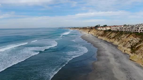 Vista aérea de Solana Beach y acantilado, playa costera de California con océano Pacífico azul — Vídeos de Stock