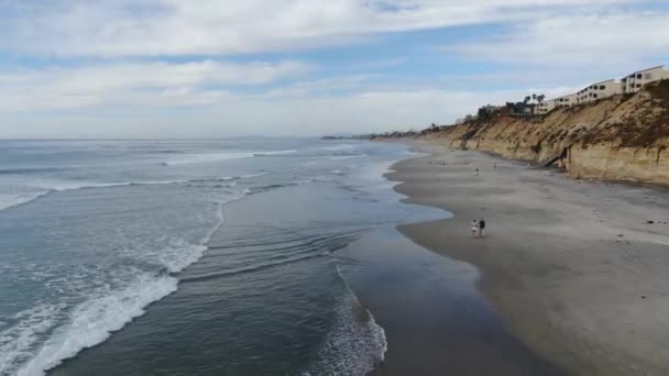 Вид с воздуха на пляж Солана и скалу, Калифорнийский прибрежный пляж с голубым Тихим океаном — стоковое видео