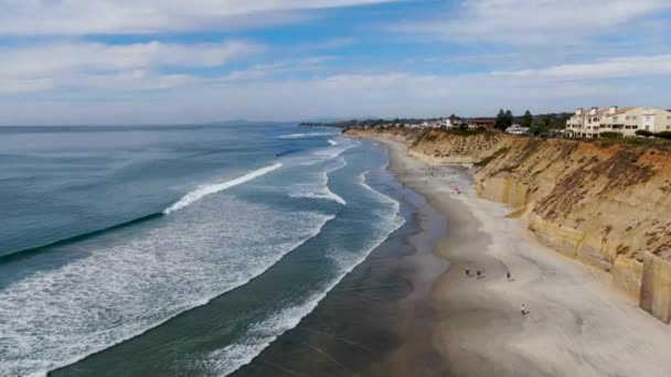 ソラナビーチと崖、青い太平洋とカリフォルニア沿岸のビーチの空中ビュー — ストック動画