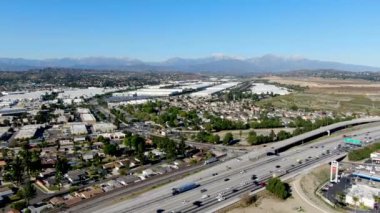 Diamond Bar City, California, Usa 'da otoyol hareketli hava görüntüsü.