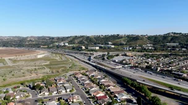 Vista aérea de la autopista con movimiento de vehículos en la ciudad de Diamond Bar, California, EE.UU. . — Vídeo de stock