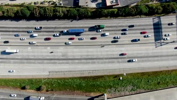 Вид сверху с высоты птичьего полета на шоссе с движением автомобиля в Даймонд Бар Сити, Калифорния, США . — стоковое видео