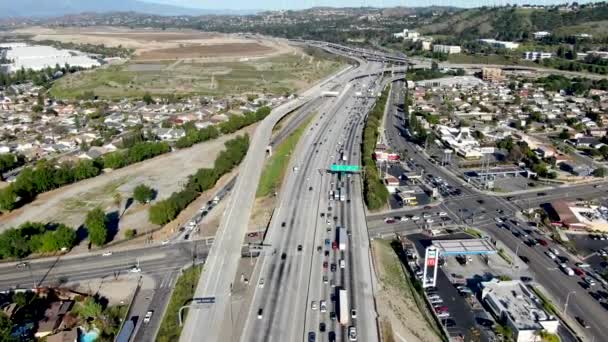 Pemandangan udara jalan raya dengan pergerakan kendaraan di Diamond Bar City, California, Amerika Serikat . — Stok Video