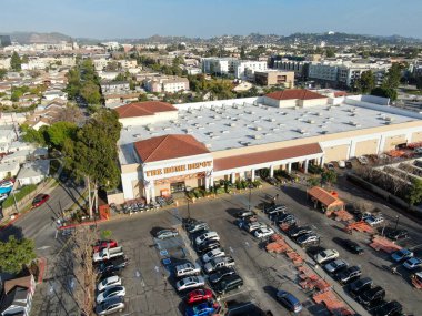 Los Angeles, California, ABD 'deki Home Depot mağazasının ve otoparkın havadan görüntüsü.