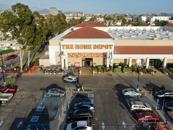 Vista aérea de la tienda Home Depot y estacionamiento en Los Ángeles, California, EE.UU. — Foto de Stock