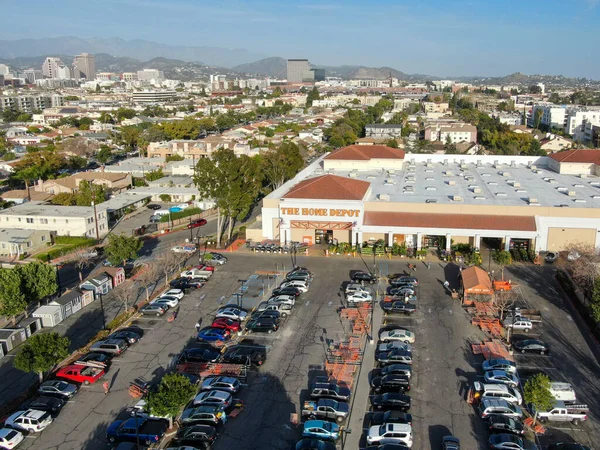 Vista aérea da loja The Home Depot e estacionamento em Los Angeles, Califórnia, EUA — Fotografia de Stock