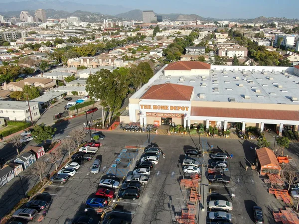 Vista aérea de la tienda Home Depot y estacionamiento en Los Ángeles, California, EE.UU. — Foto de Stock