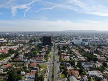 Los Angeles 'ın merkezinde büyük evleri olan zengin bir bölgenin havadan görünüşü. 