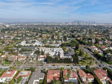 Los Angeles 'ın merkezinde büyük evleri olan zengin bir bölgenin havadan görünüşü. 