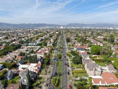Los Angeles 'ın merkezinde büyük evleri olan zengin bir bölgenin havadan görünüşü. 